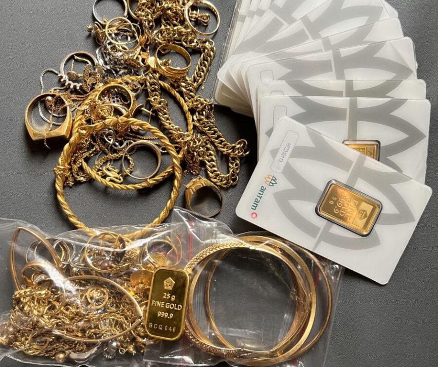 Tumpukan Logam Mulia dan Koin Emas